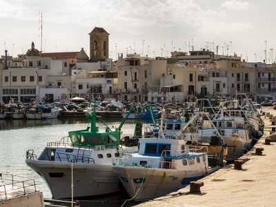 Costeggiamo i pescherecci rientrati da poco, sistemati in fila uno accanto all�altro